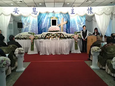 神職人員(牧師 或 神父)主持宗教儀式